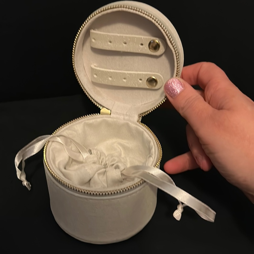 Pearlescent travel jewelry case- circle